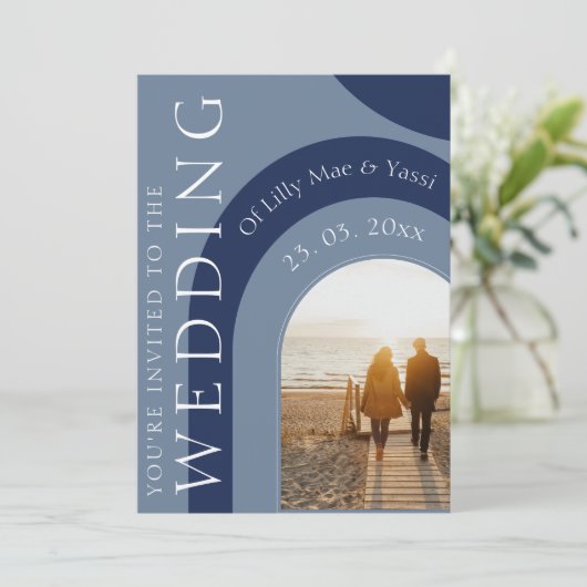 Moderne marine en stoffige blauwe boog foto bruilo kaart (Staand voorkant)