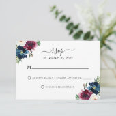 Moderne marineblauw Bourgogne Elegant Floral Weddi RSVP Kaartje (Staand voorkant)