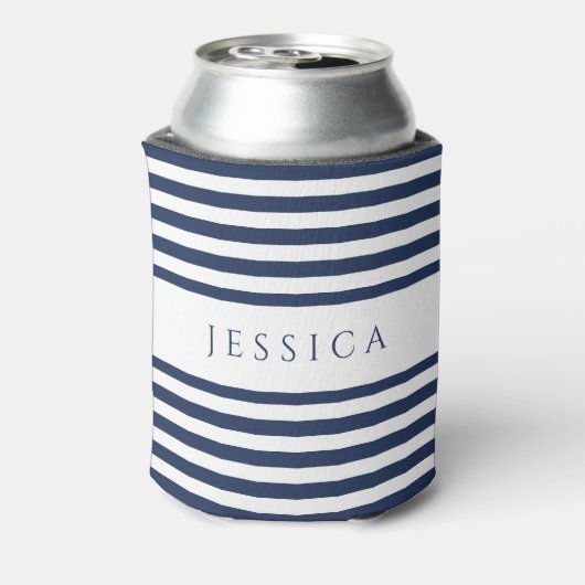 Moderne marineblauw gestreepte aangepaste naam blikjeskoeler (Blikje Achterkant)