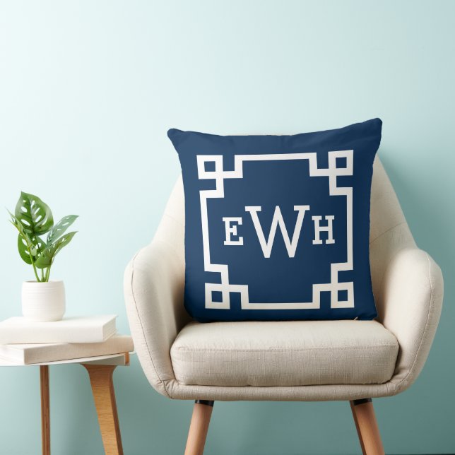 Moderne marineblauw Grieks sleutelmonogram Kussen (Stoel)
