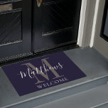 Moderne marineblauw grijs monogram Pas getrouwd br Deurmat<br><div class="desc">Gepersonaliseerd modern,  handmatig breedschrift,  gewaagd,  wit en grijs monogram met bruid en bruidegom achternaam en initiaal op een blauw marinekant. Maakt een uniek en geweldig geschenk voor nieuwigheden. Geweldig voor een nieuw huis samen. Pas met familienaam,  monogram initiaal en kleuren aan. Elke Clarke©</div>