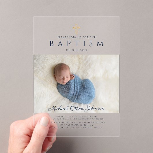 Moderne marineblauw Religieuze Kruisjongen Baptism Acryl Uitnodigingen (Insitu (Draagbaar))