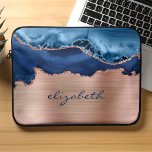 Moderne marineblauw Roos Gold Agate Metallic Laptop Sleeve<br><div class="desc">Deze trendy laptophoes is voorzien van een blauw blauw blauw waterverf-geagateerd design met roos gouden faux glitter op een gouden roos achtergrond van geborstelde metalen folie. Personaliseer het met jouw naam of monogram in marvy blue handschrift-stijl manuscript.</div>