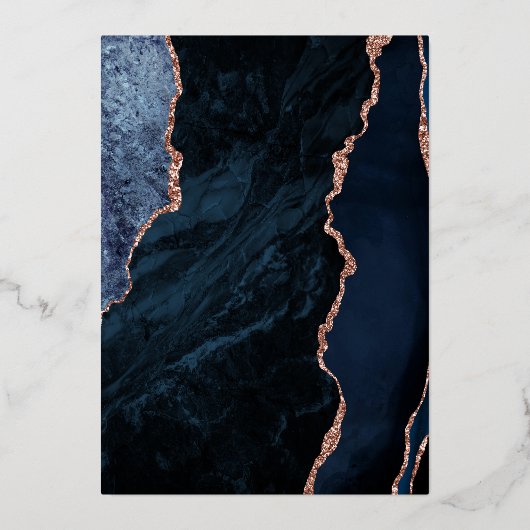 Moderne marineblauw Roos goudbruistoezegging Folie Uitnodiging (Achterkant)