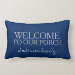 Moderne marineblauw Welkom bij onze familienaam va Kussen<br><div class="desc">Moderne marineblauw Welkom bij ons Porch-script,  familienaam,  lumbar kussen.
U kunt het personaliseren en de tekst en de voor- en achterkant wijzigen en uw eigen naam toevoegen.</div>