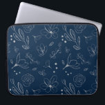 Moderne marineblauwe bloemillustratie laptop sleeve<br><div class="desc">Introductie van ons Modern Navy Blue Floral Illustration Laptop Hoesje - een mix van stijl en functionaliteit voor de mode-forward tech liefhebber. De strakke marineblauwe buitenkant, in combinatie met een ingewikkeld bloemenontwerp, voegt een vleugje verfijning toe aan uw laptopbeschermingsgame. Zie andere opties voor de grootte van het hoesje. De ritssluiting...</div>