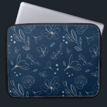 Moderne marineblauwe bloemillustratie laptop sleeve<br><div class="desc">Introductie van ons Modern Navy Blue Floral Illustration Laptop Hoesje - een mix van stijl en functionaliteit voor de mode-forward tech liefhebber. De strakke marineblauwe buitenkant, in combinatie met een ingewikkeld bloemenontwerp, voegt een vleugje verfijning toe aan uw laptopbeschermingsgame. Zie andere opties voor de grootte van het hoesje. De ritssluiting...</div>
