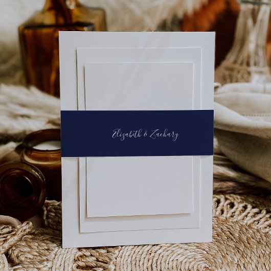 Moderne marineblauwe bruiloft met script uitnodigingen wikkel