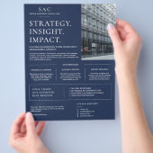 Moderne marineblauwe professionele consultant flyer (Hand)