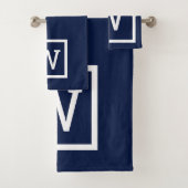 Moderne marineblauwe vierkante rand monogram bad handdoek (Insitu)