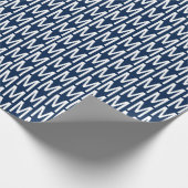 Moderne marineblauwe witte monogram verjaardag cadeaupapier (Hoek)