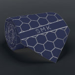 Moderne marineblauwzilver geometrische monogram stropdas<br><div class="desc">Moderne zeemacht, zilvervlies, Geometrische monogram, stropdas, in een stijlvol patroon van zilvergrijze hexagons op een elegante blauw marinekolt. Eenvoudig aan te passen met tekst, doopvonten, en kleuren. Creëer door Zazzle pro ontwerper BK Thompson © uitsluitend voor Cedar en Koord; te contacteren gelieve ons in cedarandstring@gmail.com als u hulp nodig hebt,...</div>