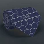Moderne marineblauwzilver geometrische monogram stropdas<br><div class="desc">Moderne zeemacht, zilvervlies, Geometrische monogram, stropdas, in een stijlvol patroon van zilvergrijze hexagons op een elegante blauw marinekolt. Eenvoudig aan te passen met tekst, doopvonten, en kleuren. Creëer door Zazzle pro ontwerper BK Thompson © uitsluitend voor Cedar en Koord; te contacteren gelieve ons in cedarandstring@gmail.com als u hulp nodig hebt,...</div>