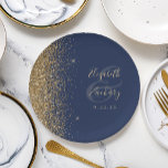 Moderne marinebruin Glitter Edge Wedding Papieren Bordje<br><div class="desc">De linkerrand van deze elegante moderne trouwpapieren borden is voorzien van een gouden faux glitter-vormgeving. Pas ze aan met de namen van de bruid en de bruidegom in bleek gouden handschrift boven een grote ampersand op een blauw marineschool,  met de trouwdatum hieronder.</div>