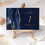 Moderne marinebruin goudbruinbruistoezegging kaart<br><div class="desc">De linkerrand van deze elegante moderne trouwtafel-nummerkaart is voorzien van een blauw marinesleutel-waterverf-grens die met faux goudglitter is getrimd. De aanpasbare tekst combineert goudkleurige handschrift-,  cursief- en copperplate-lettertypen op een blauw marineklein.</div>