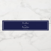 Moderne marinesblauwe cute aangepaste bruiloft waterfles etiket (Enkel label)