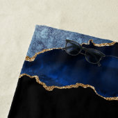 Moderne marinesonroge goudglitter geode monogram strandlaken (In situ)