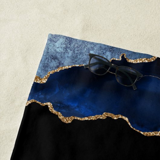 Moderne marinesonroge goudglitter geode monogram strandlaken (In situ)