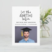 Moderne markeerpen die foto-afstuderen toevoegen aankondiging (Staand voorkant)