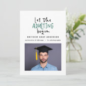 Moderne markeerpen die foto-afstuderen toevoegen aankondiging (Staand voorkant)