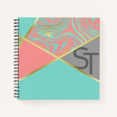 Moderne marmer Coral Pastel Gold Monogram Notitieboek (Voorkant)