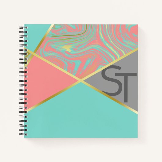 Moderne marmer Coral Pastel Gold Monogram Notitieboek (Voorkant)