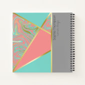Moderne marmer Coral Pastel Gold Monogram Notitieboek (Achterkant)