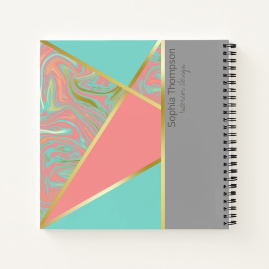 Moderne marmer Coral Pastel Gold Monogram Notitieboek (Achterkant)