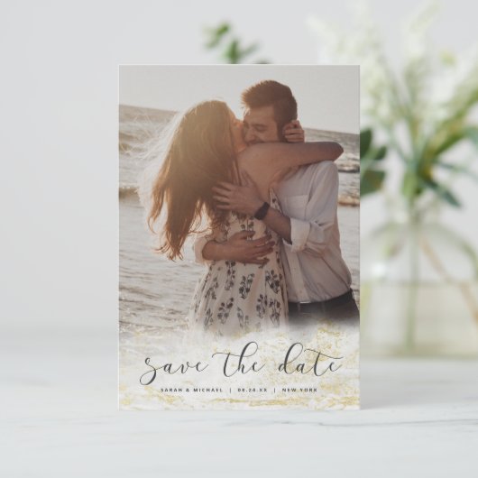 Moderne marmer Fade White met Gold Custom Photo Save The Date (Staand voorkant)