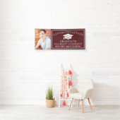 Moderne Maroon Gefeliciteerd Afstudeerfoto Spandoek (Insitu)