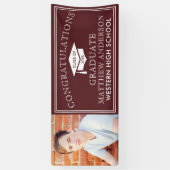 Moderne Maroon Gefeliciteerd Afstudeerfoto Spandoek (Verticaal)