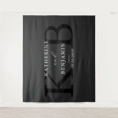 Moderne Mat Zwart Monogram Huwelijksachtergrond Wandkleed (Voorkant)