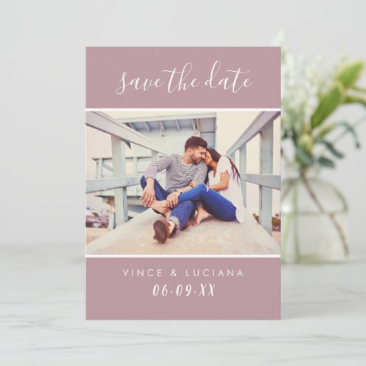Moderne Mauve Script Foto Bruiloft Save The Date (Staand voorkant)