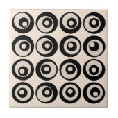 Moderne mediane zwarte en crèmecirkels tegeltje (Voorkant)