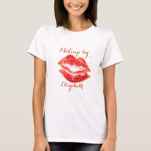 Moderne meisjesachtige glinsterende rode lippen, v t-shirt