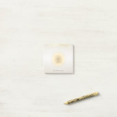 Moderne meisjesachtige nepgouden confetti, lotus post-it® notes (Op bureau)