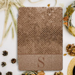 Moderne meisjeskopieerfunctie Gold Glitter Name iPad Pro Cover<br><div class="desc">Moderne,  girale en chic roos Gold/koperen glitter iPad Pro-cover die is gepersonaliseerd met uw monogram in een modern serif font.</div>