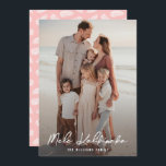 Moderne Mele Kalikimaka Palm Bladeren Roze Foto Feestdagenkaart<br><div class="desc">Roze foto Mele Kalikimaka kaart met een foto aan de voorkant en een roze tropisch patroon met palmbladeren aan de achterkant.</div>