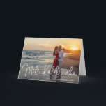 Moderne Mele Kalikimaka Strand Foto Kerstmis Feestdagen Kaart<br><div class="desc">Verstuur een feestelijke kerst met deze moderne, gevouwen kerstkaart met een eenvoudig design met de Hawaiiaanse groet "Mele Kalikimaka" in een elegant dun wit script, samen met uw namen en jaar over uw favoriete foto. Voeg uw persoonlijk bericht aan de binnenkant toe of schrap de tekst als u uw bericht...</div>