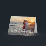 Moderne Mele Kalikimaka Strand Foto Kerstmis Feestdagen Kaart<br><div class="desc">Verstuur een feestelijke kerst met deze moderne, gevouwen kerstkaart met een eenvoudig design met de Hawaiiaanse groet "Mele Kalikimaka" in een elegant dun wit script, samen met uw namen en jaar over uw favoriete foto. Voeg uw persoonlijk bericht aan de binnenkant toe of schrap de tekst als u uw bericht...</div>