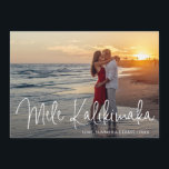 Moderne Mele Kalikimaka Strand Foto Kerstmis Feestdagenkaart<br><div class="desc">Verstuur een feestvreugde met deze moderne platte kerstkaart met een eenvoudig design met de Hawaiiaanse groet "Mele Kalikimaka" in een elegant,  dun wit script,  samen met uw namen en jaar over uw favoriete foto. De achterkant heeft een goud en wit abstract patroon.</div>