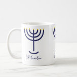 Moderne Menorah Navy Gold Custom Named Koffiemok<br><div class="desc">Pas jouw naam aan op een Menorah-mok. Marineblauw Menorah met gouden faux folie kaars tips. De naam is geschreven in scriptlettertype in marineblauw. De Menora en zijn naam zijn gedrukt op drie posities rond de mok. Klik op "personaliseer deze sjabloon" om deze aan te passen.</div>