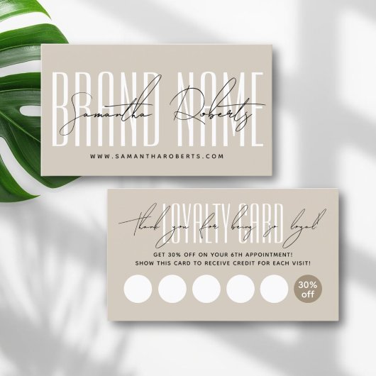 Moderne merknaam script typografie beige klantenkaartje