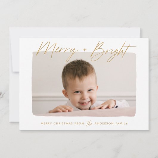 Moderne Merry en Bright Gold Script Foto Feestdagenkaart (Voorkant)