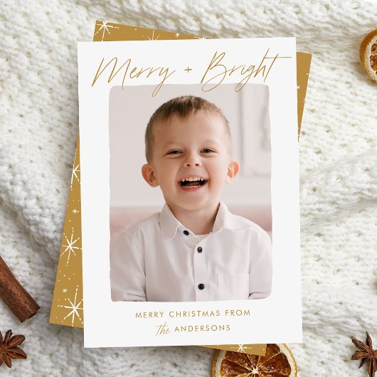 Moderne Merry en Bright Gold Script Foto Feestdagenkaart