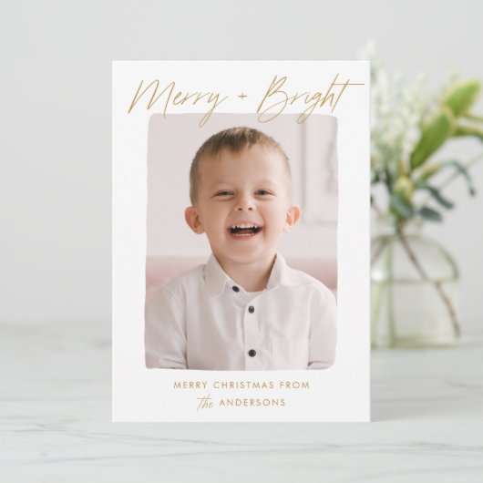 Moderne Merry en Bright Gold Script Foto Feestdagenkaart (Staand voorkant)