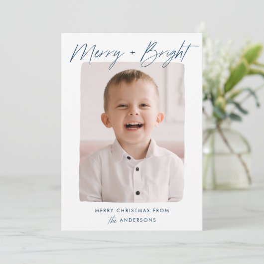 Moderne Merry en Bright Navy Script Foto Feestdagenkaart (Staand voorkant)