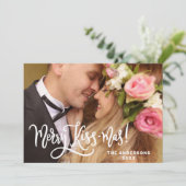 Moderne Merry Kiss-Mas Pas getrouwd Kerstfoto Feestdagenkaart (Staand voorkant)