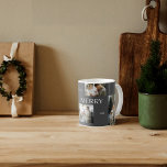 Moderne Merry Typografie Eenvoudige 5 Foto Koffiemok<br><div class="desc">Introductie van de Modern Merry Typography Simple 5 Photo Coffee Mok - de perfecte manier om deze kerst extra speciaal te maken! Show uw familienaam af met een uniek, gepersonaliseerd ontwerp, met vier van uw favoriete vakantiefoto's versierd met "Merry" in een moderne typografie tegen een stijlvolle grijze achtergrond. Deze mok...</div>