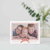 Moderne met de hand getekende rode strik één foto feestdagenkaart (Staand voorkant)